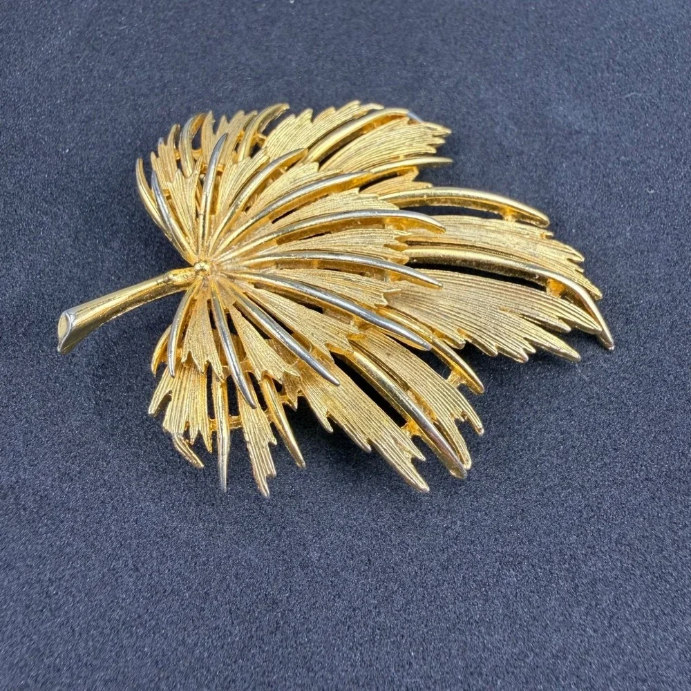 Vintage Gold Tone Textured Maple Leaf Brooch Pin Openwork Nature Fall 2